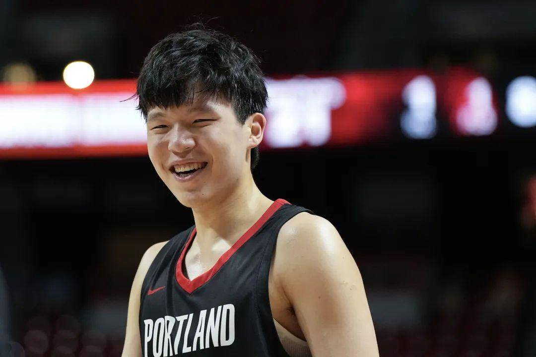 106-73，打服了！杨瀚森首秀惊艳，4大优势碾压对手，CBA成就小杨
