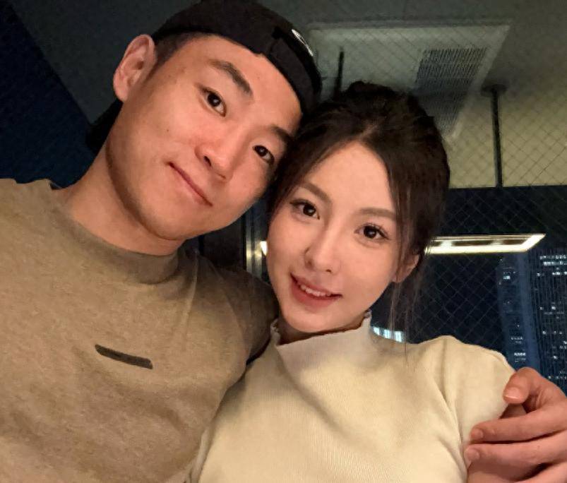 高诗岩和娇妻近照，成CBA巨星，亚洲杯证明自己，老婆是大美女