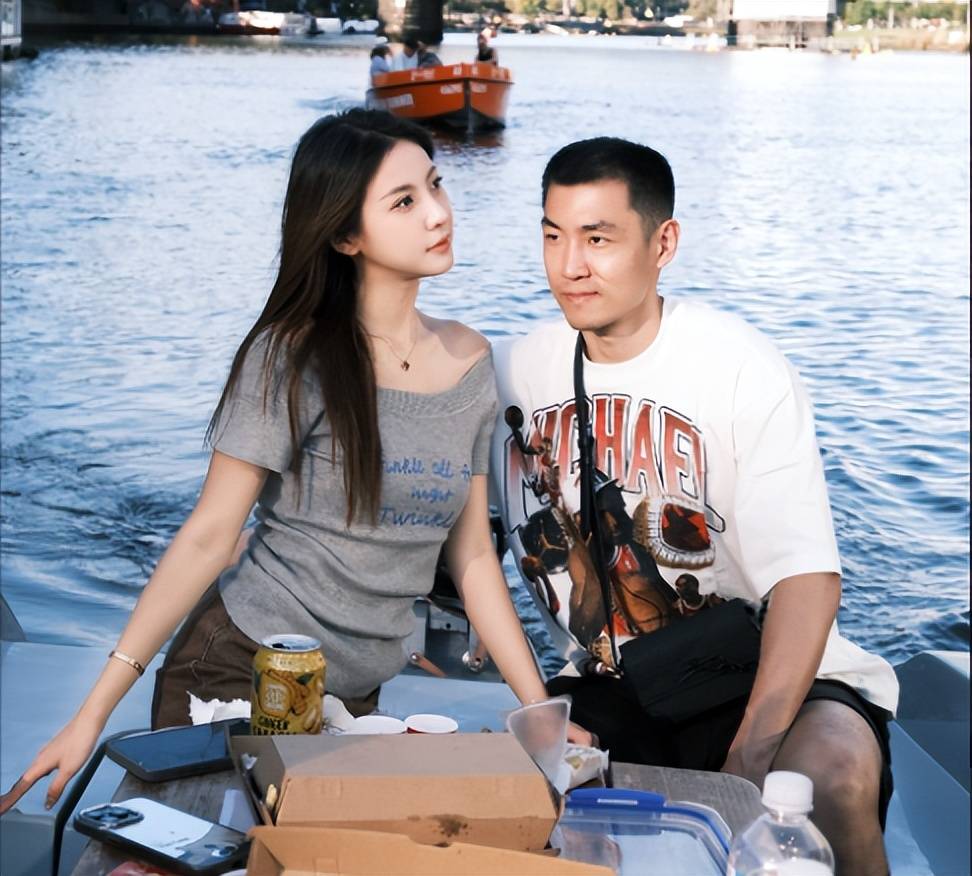高诗岩和娇妻近照，成CBA巨星，亚洲杯证明自己，老婆是大美女