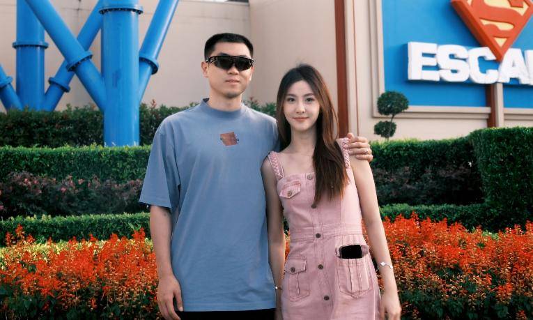 高诗岩和娇妻近照，成CBA巨星，亚洲杯证明自己，老婆是大美女