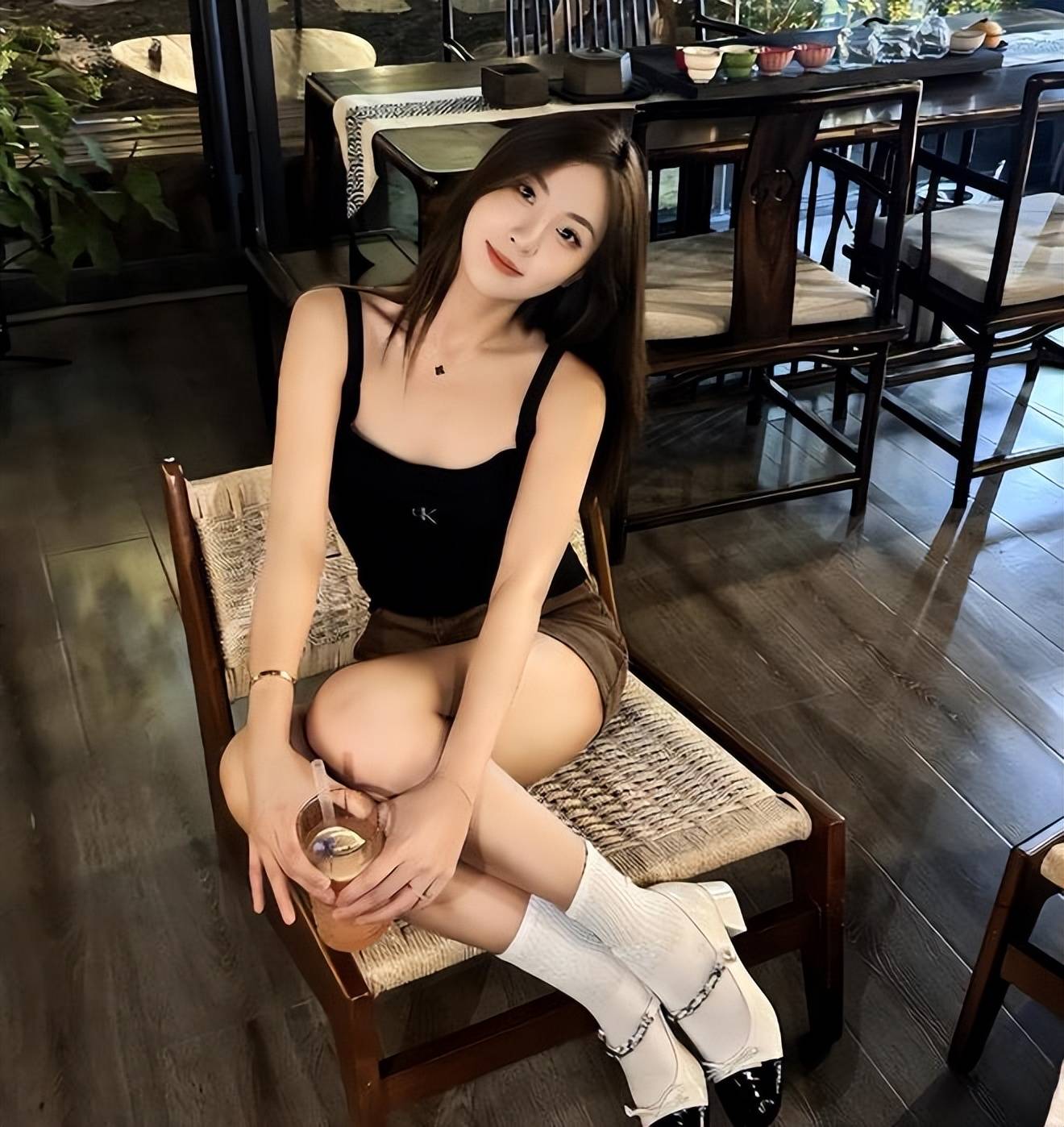 高诗岩和娇妻近照，成CBA巨星，亚洲杯证明自己，老婆是大美女