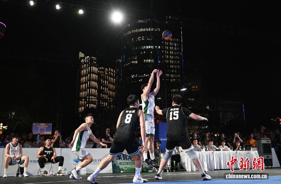 浙江杭州篮球运动热：“楼BA”决赛街头上演