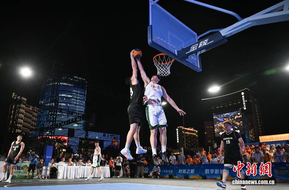 浙江杭州篮球运动热：“楼BA”决赛街头上演
