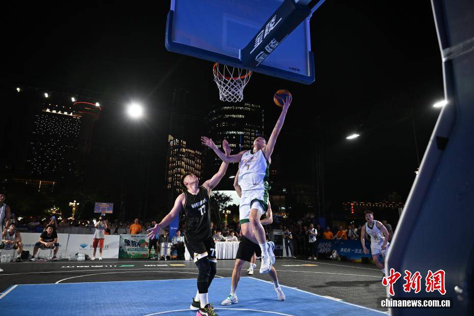 浙江杭州篮球运动热：“楼BA”决赛街头上演
