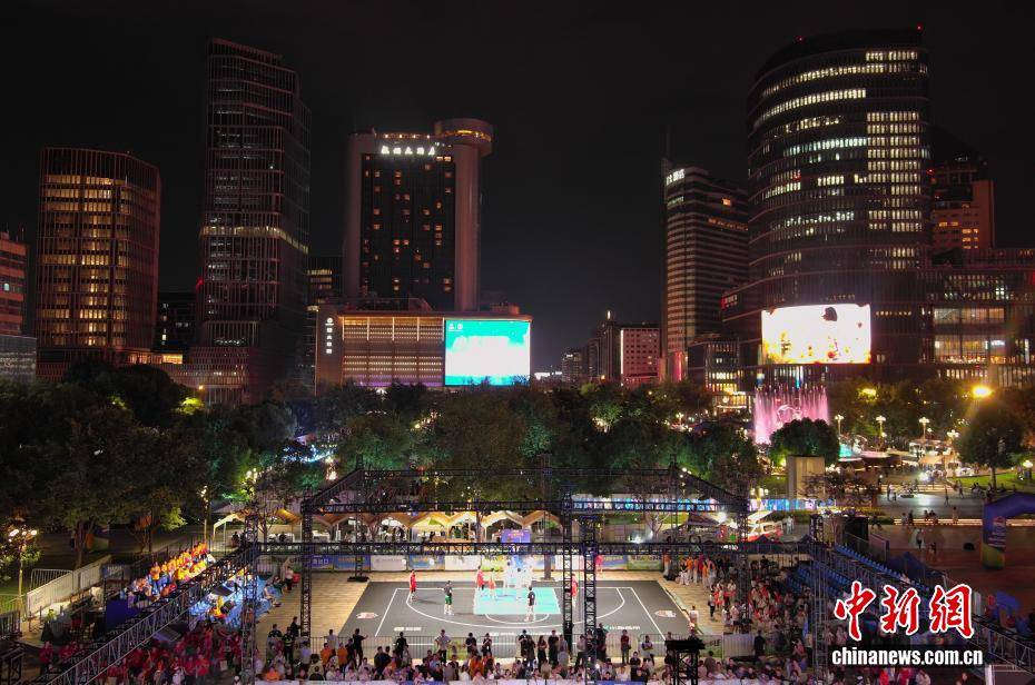 浙江杭州篮球运动热：“楼BA”决赛街头上演