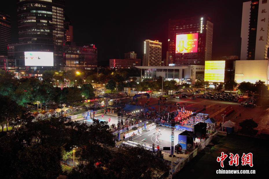 浙江杭州篮球运动热：“楼BA”决赛街头上演