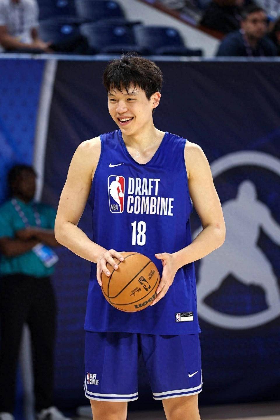 中国新星杨瀚森,正式加盟波特兰开拓者,开启NBA新篇章