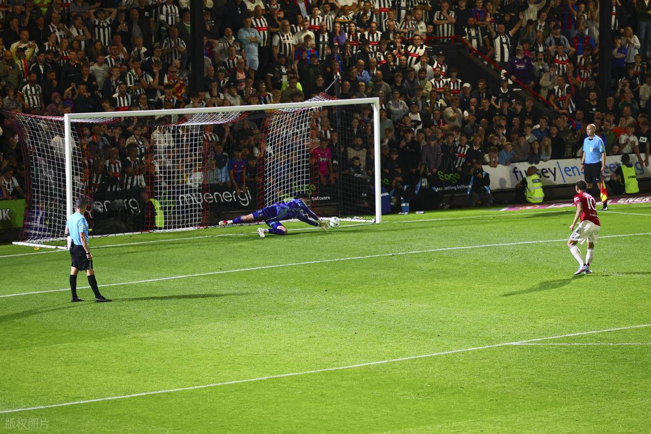 曼联输给英乙队!对手门将:我是曼联球迷,淘汰曼联我很生气!